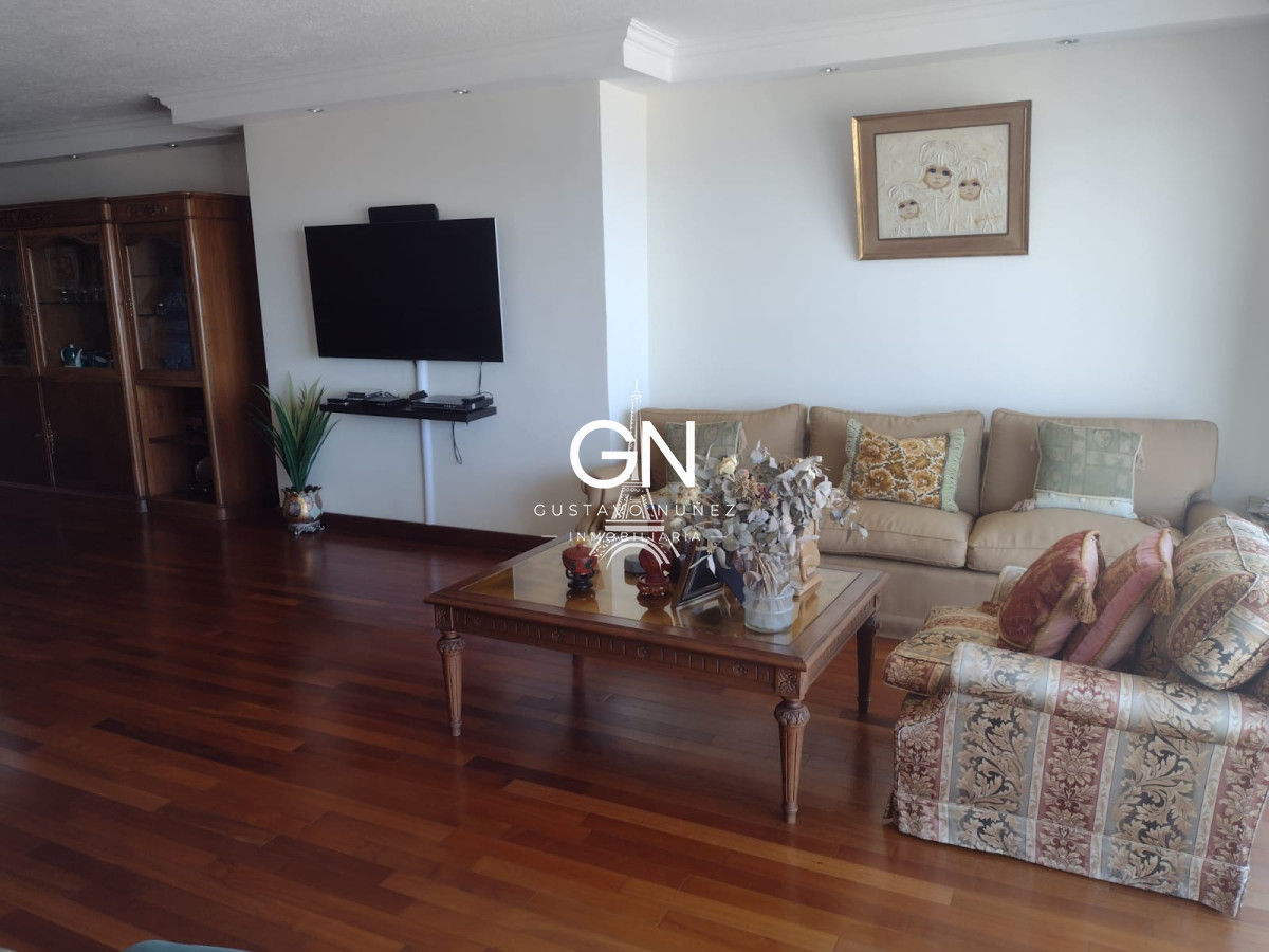 Apartamento ID.3945 - Frente a la rambla de Pocitos.