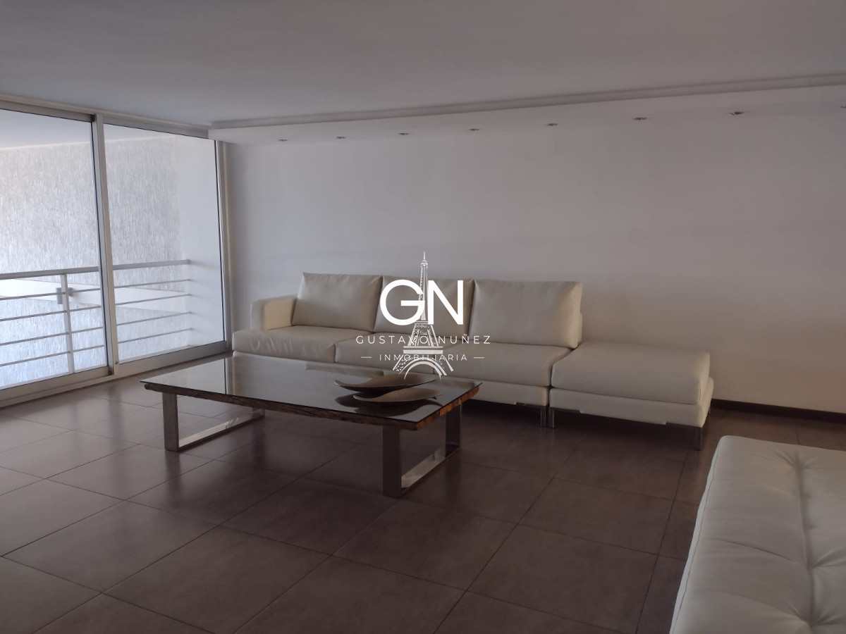 Apartamento ID.3945 - Frente a la rambla de Pocitos.