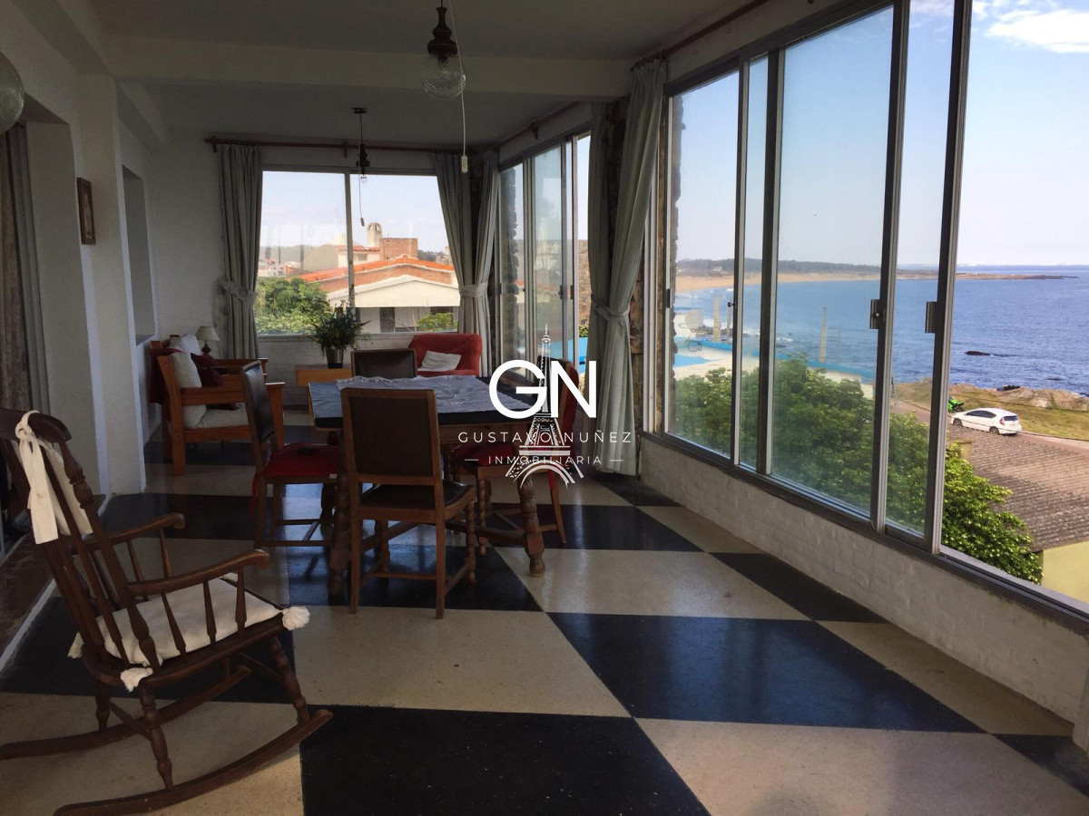 Casa ID.3622 - Excelente propiedad frente al mar 