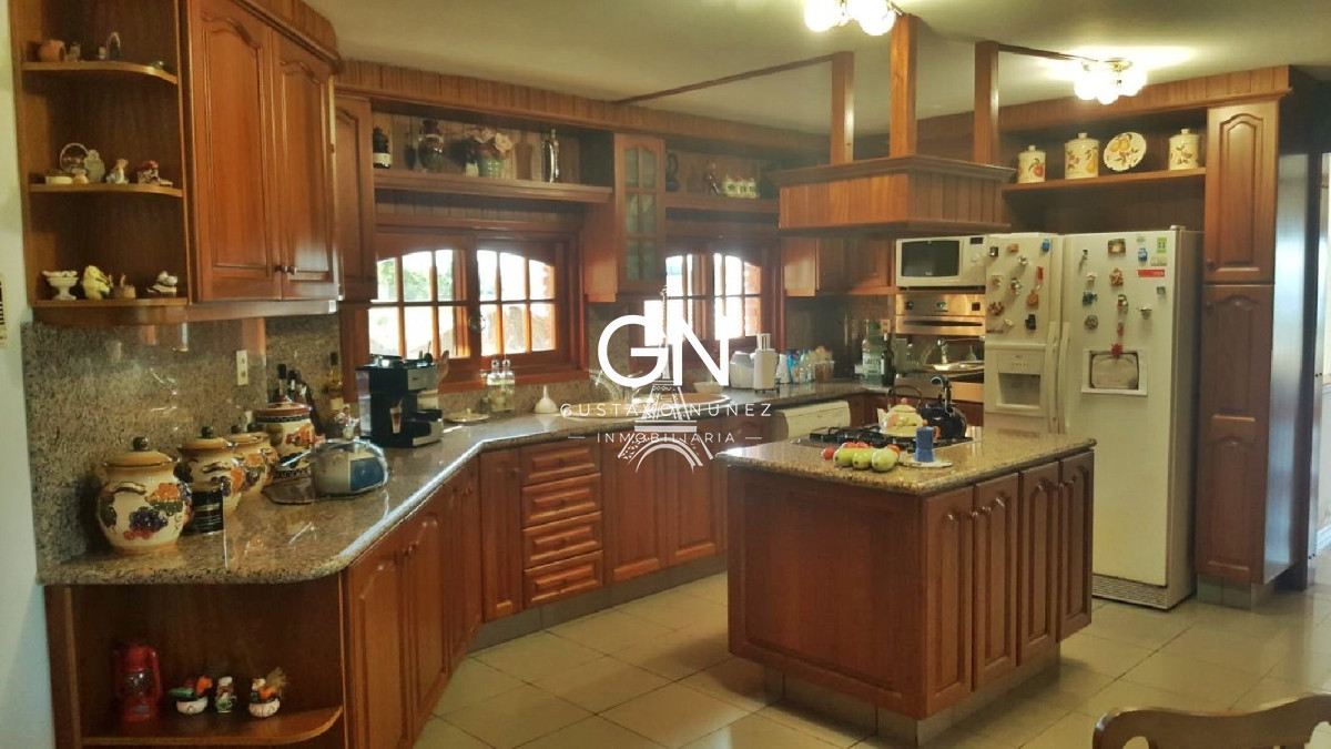 Casa ID.2740 - Propiedad de gran porte con vistas.