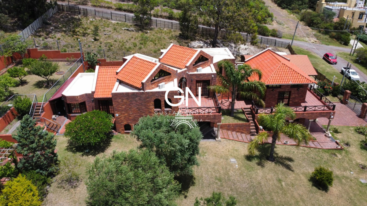 Casa ID.2740 - Propiedad de gran porte con vistas.