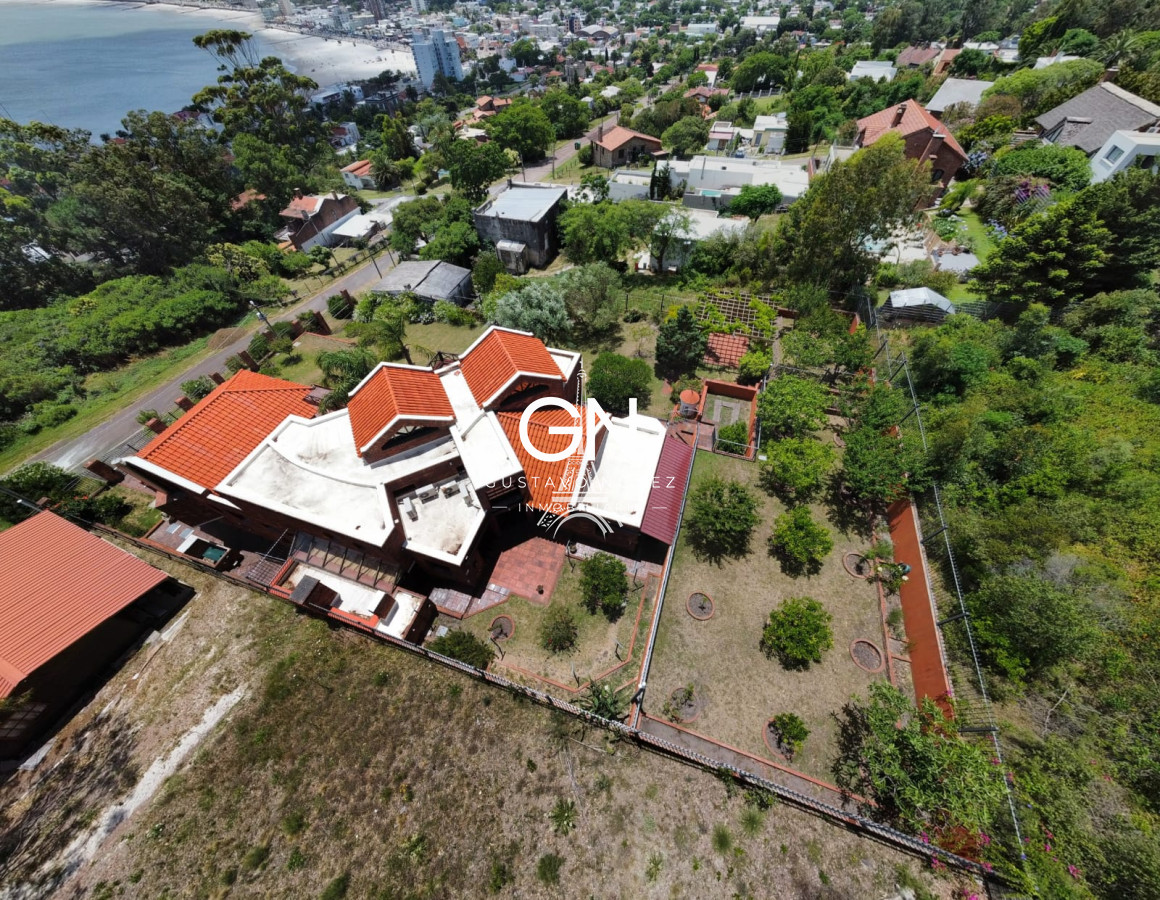 Casa ID.2740 - Propiedad de gran porte con vistas.
