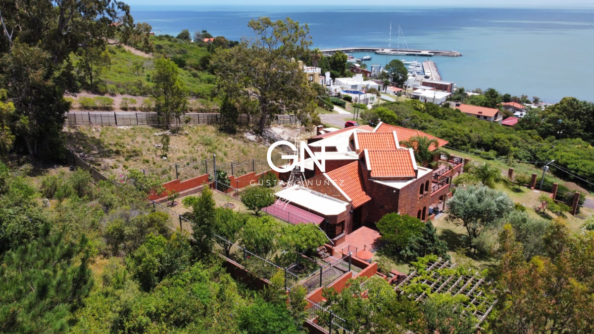 Casa ID.2740 - Propiedad de gran porte con vistas.