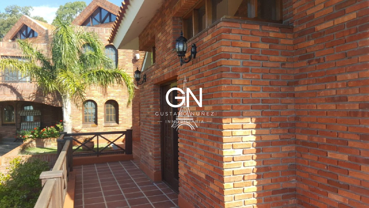 Casa ID.2740 - Propiedad de gran porte con vistas.