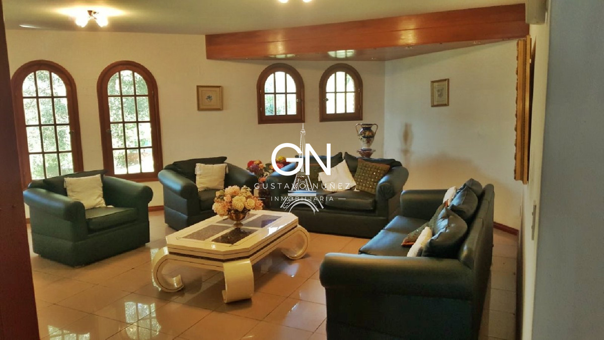 Casa ID.2740 - Propiedad de gran porte con vistas.