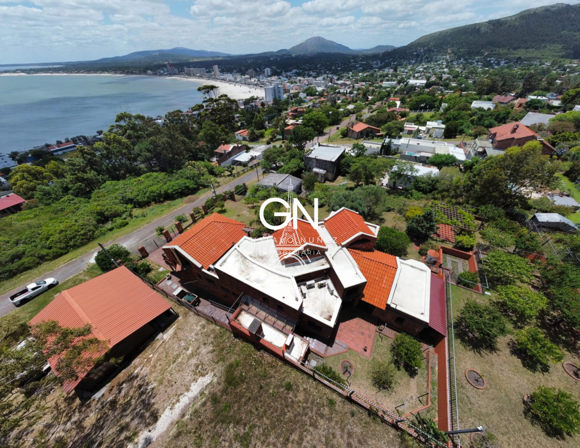 Casa ID.2740 - Propiedad de gran porte con vistas.