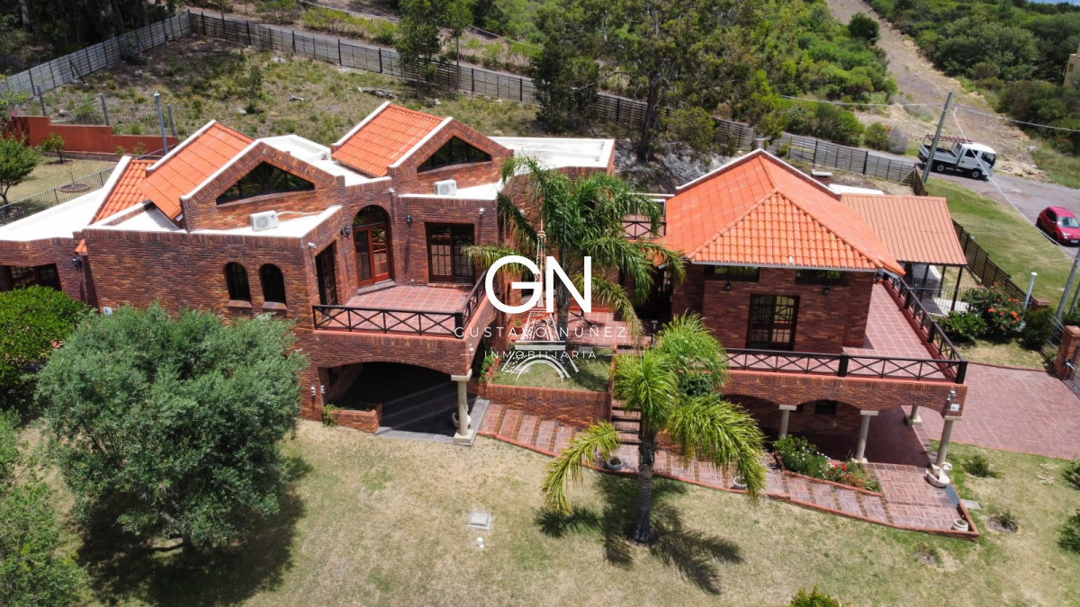 Casa ID.2740 - Propiedad de gran porte con vistas.