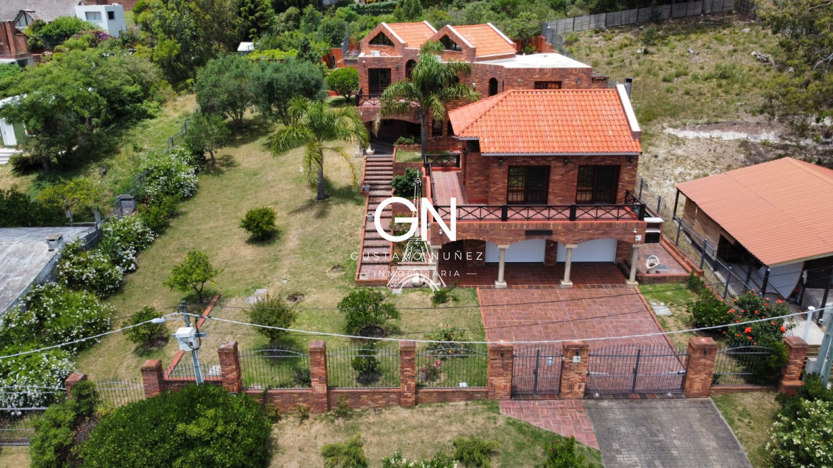 Casa ID.2740 - Propiedad de gran porte con vistas.