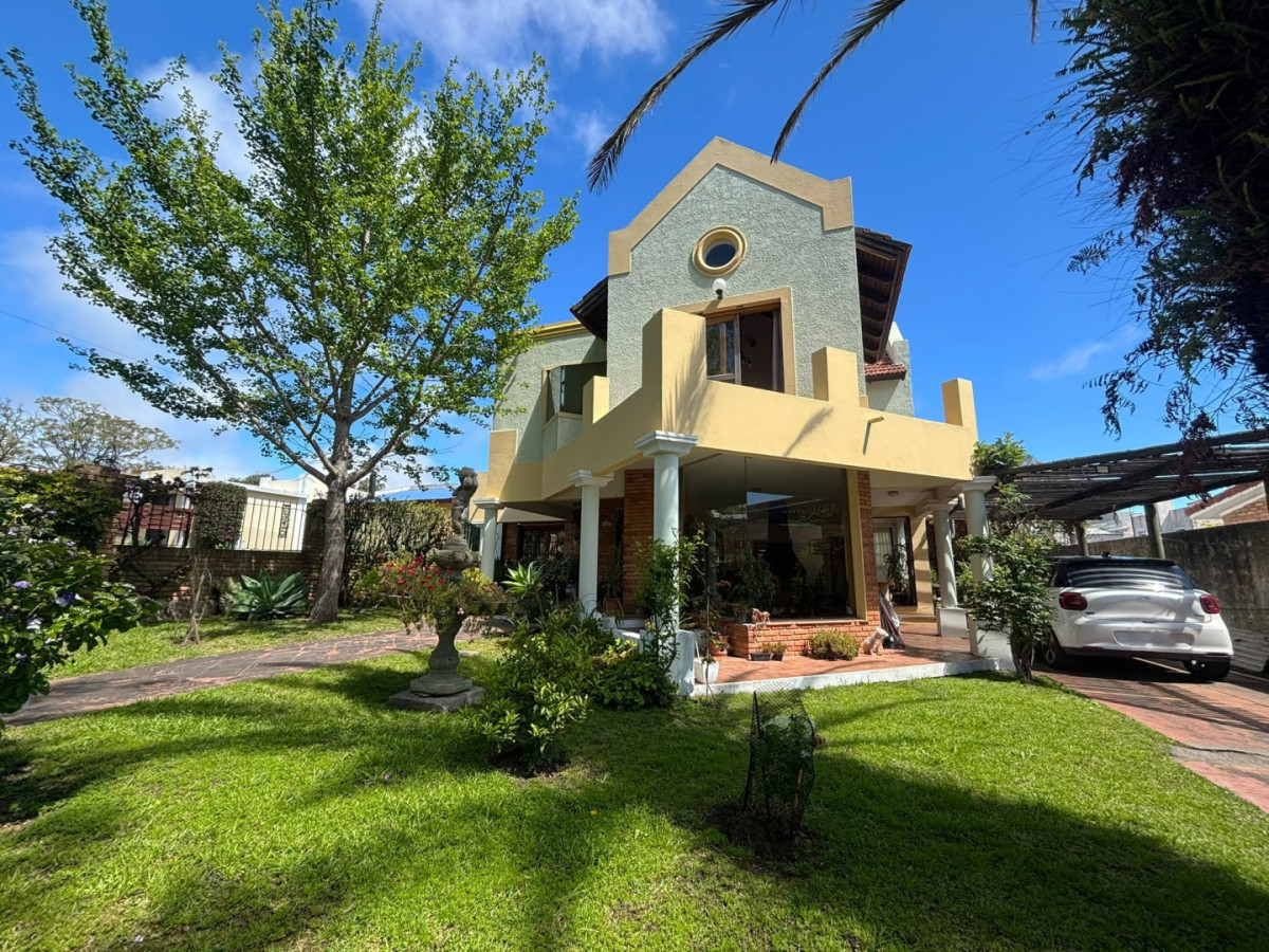  Casa de 4 Dormitorios a Pasos del Mar en PiriÃ¡polis