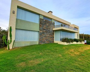 Hermosa casa frente al mar