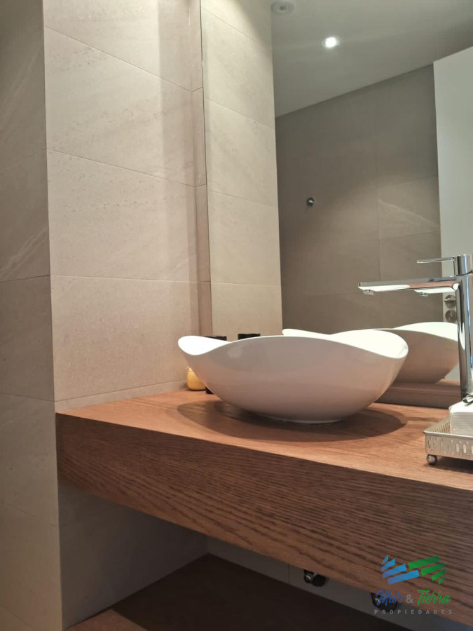 Apartamento ID.5323 - Alquiler anual 1 dormitorio punta del este, Edificio full amenities PRIMERA LINEA