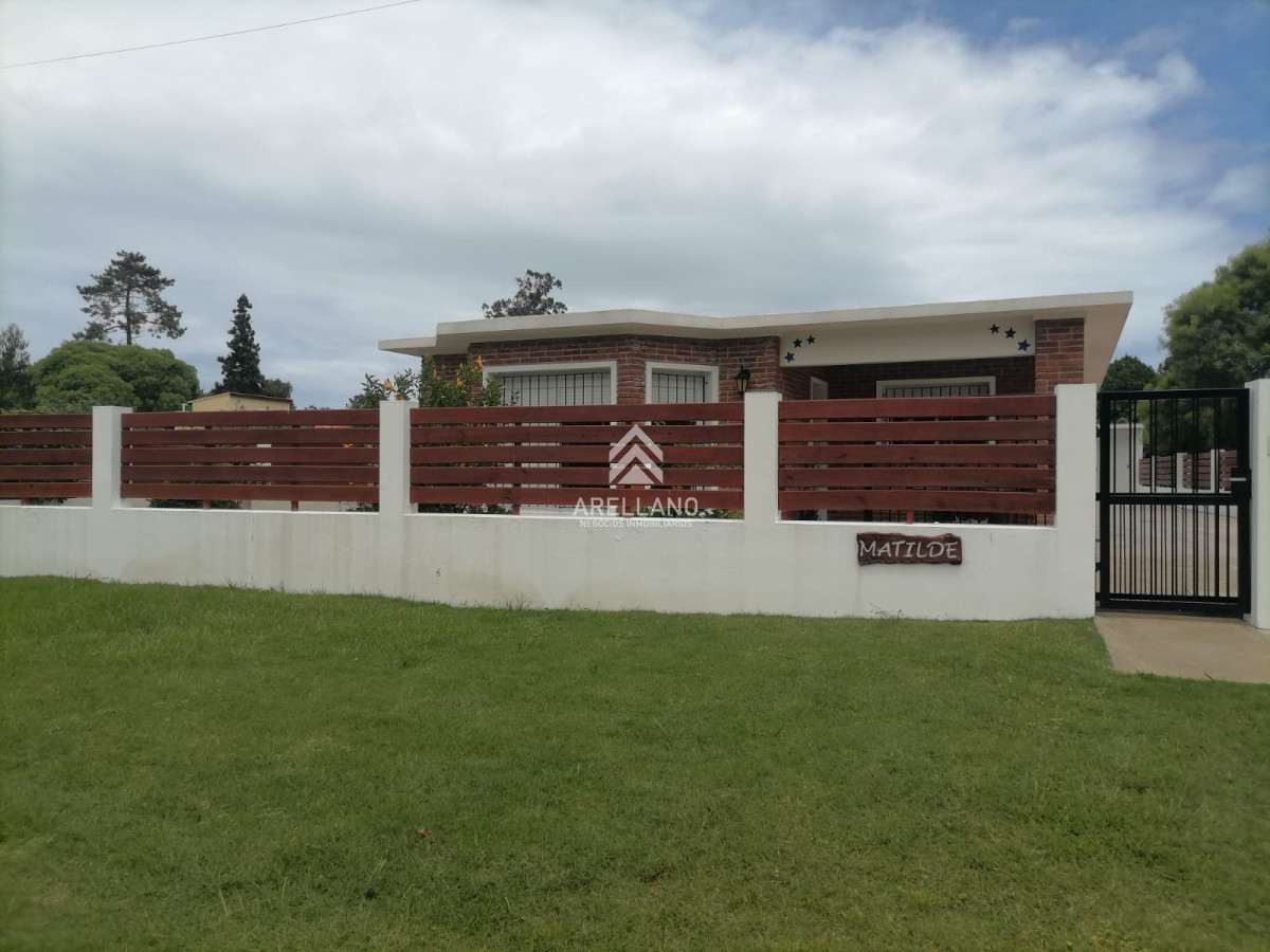 Casa ID.3465 - Excelente Casa en pinares 3 dormitorios y garaje para 2 autos  