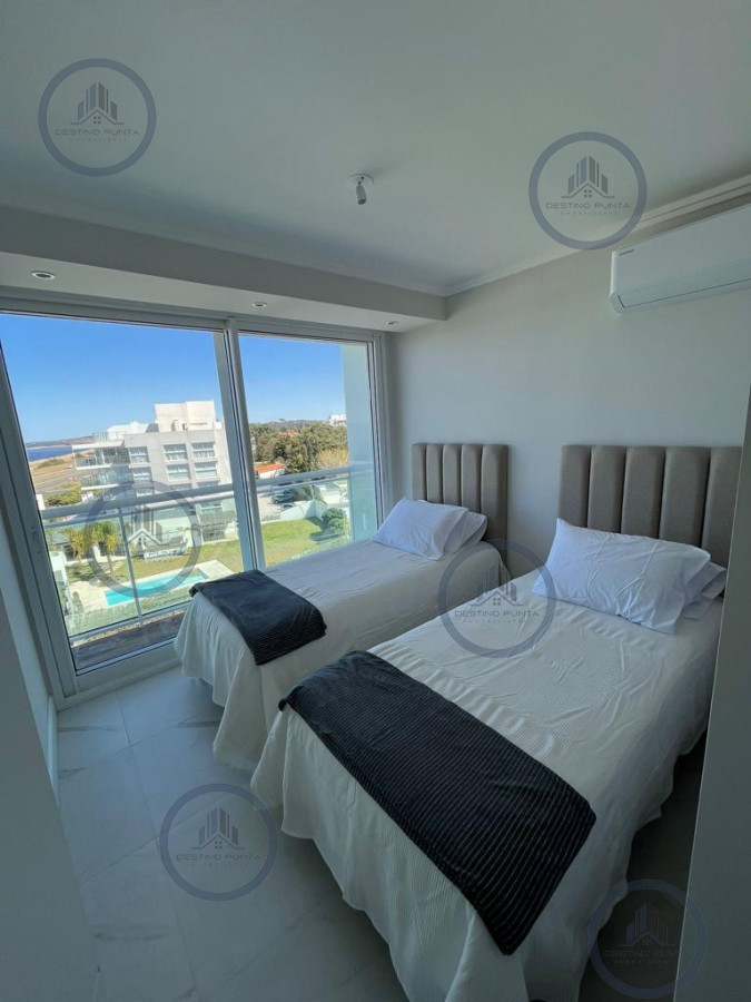 Alquiler Anual, Moderno apartamento Frente al Mar de 2 Dormitorios en Playa Mansa, Punta del Este — fotografía 3