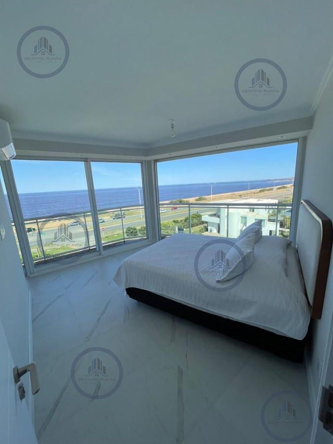 Alquiler Anual, Moderno apartamento Frente al Mar de 2 Dormitorios en Playa Mansa, Punta del Este — fotografía 1