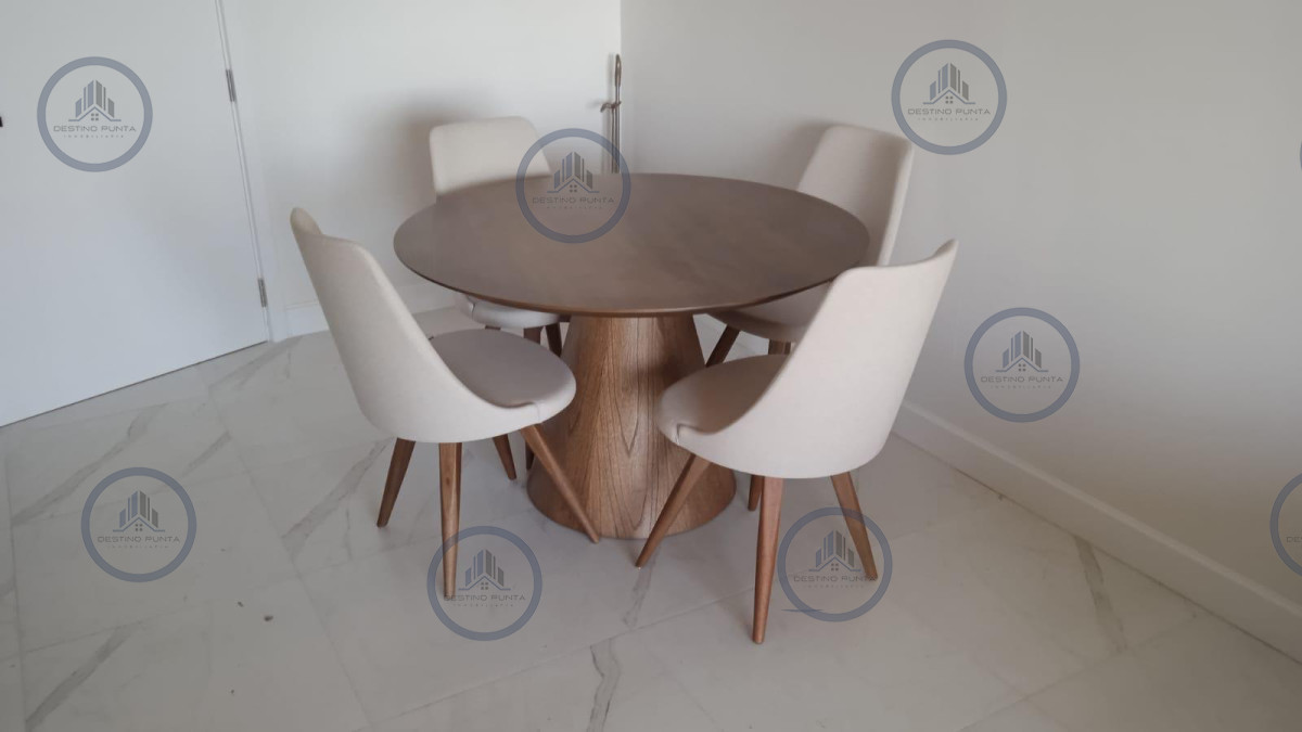 Alquiler Anual, Moderno apartamento Frente al Mar de 2 Dormitorios en Playa Mansa, Punta del Este — fotografía 2