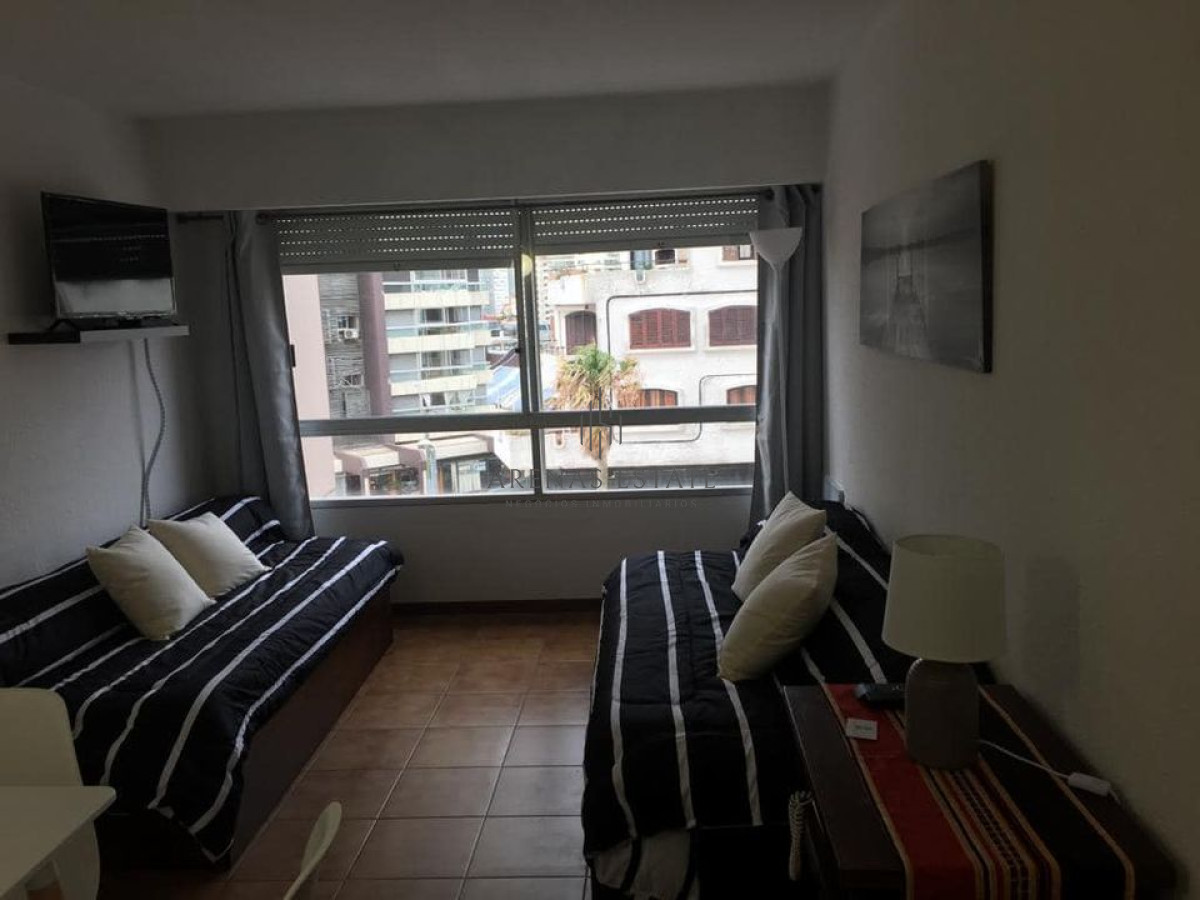 Apartamento ID.1861 - Apartamento de 1 dormitorio en Venta, parada 1 mansa a 100 metros de Gorlero