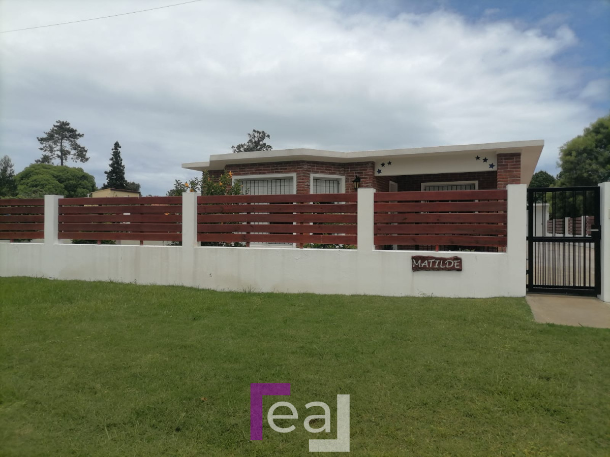 Casa ID.223 - Excelente Casa en pinares 3 dormitorios y garaje para 2 autos  