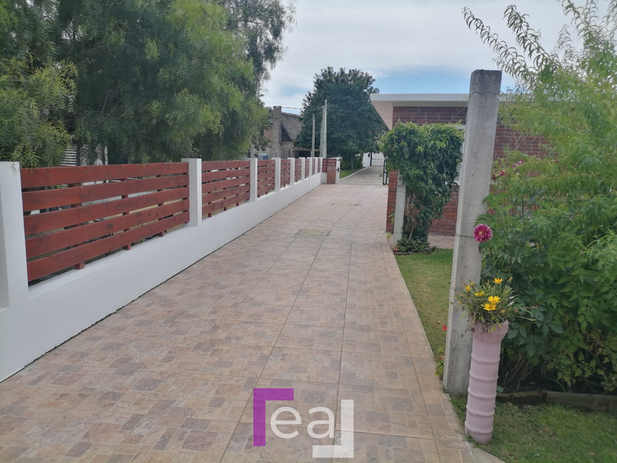 Casa ID.223 - Excelente Casa en pinares 3 dormitorios y garaje para 2 autos  