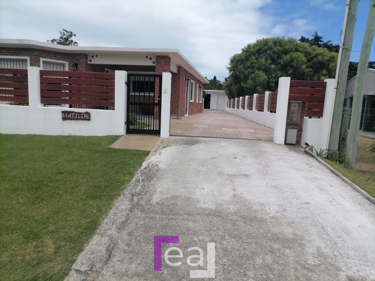 Casa ID.223 - Excelente Casa en pinares 3 dormitorios y garaje para 2 autos  