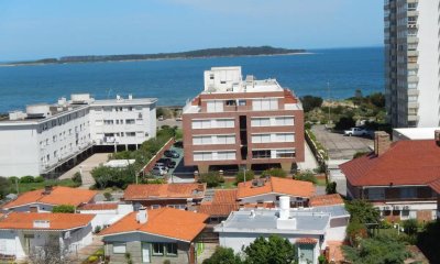 Venta de apartamento de 3 Dormitorios a pasos de Enjoy con vistas a playas mansa y brava, Piscinas, Microcine, Parrillero, Gym., Sala de juegos y más