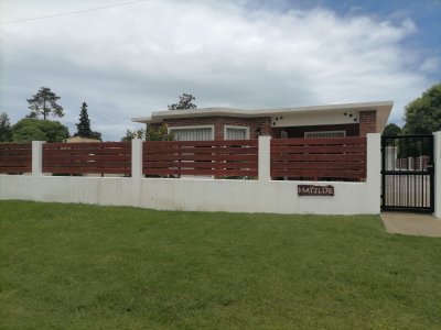 Excelente Casa en pinares 3 dormitorios y garaje para 2 autos  