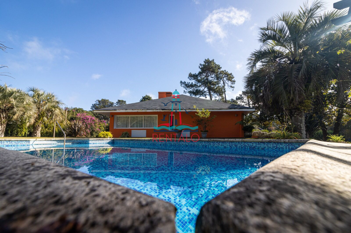 Casa ID.526 - Casa de 5 dormitorios en alquiler temporal en Punta del este con piscina