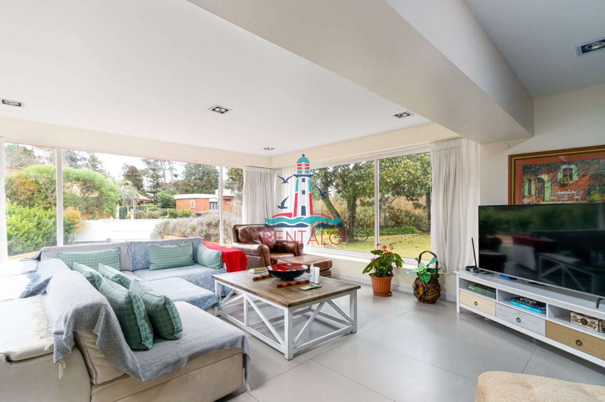 Casa ID.526 - Casa de 5 dormitorios en alquiler temporal en Punta del este con piscina