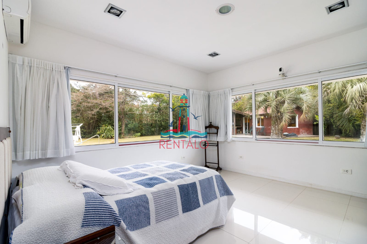 Casa ID.526 - Casa de 5 dormitorios en alquiler temporal en Punta del este con piscina