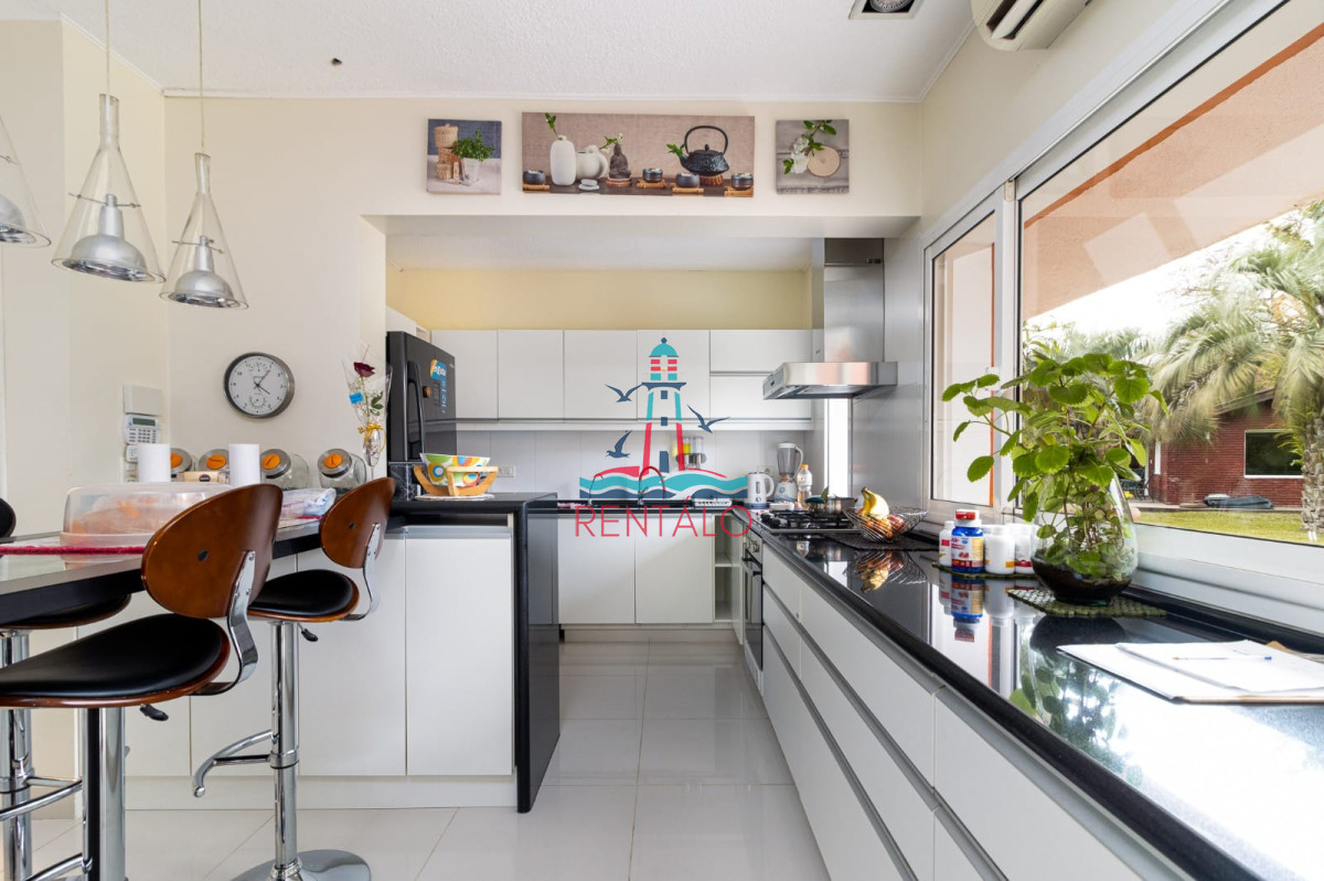 Casa ID.526 - Casa de 5 dormitorios en alquiler temporal en Punta del este con piscina