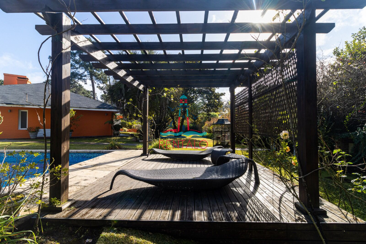 Casa ID.526 - Casa de 5 dormitorios en alquiler temporal en Punta del este con piscina