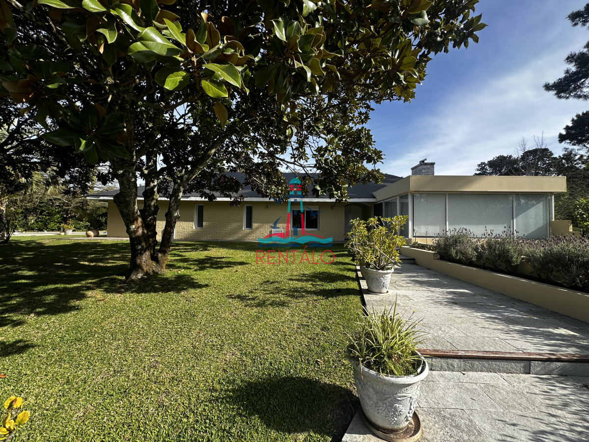 Casa ID.526 - Casa de 5 dormitorios en alquiler temporal en Punta del este con piscina