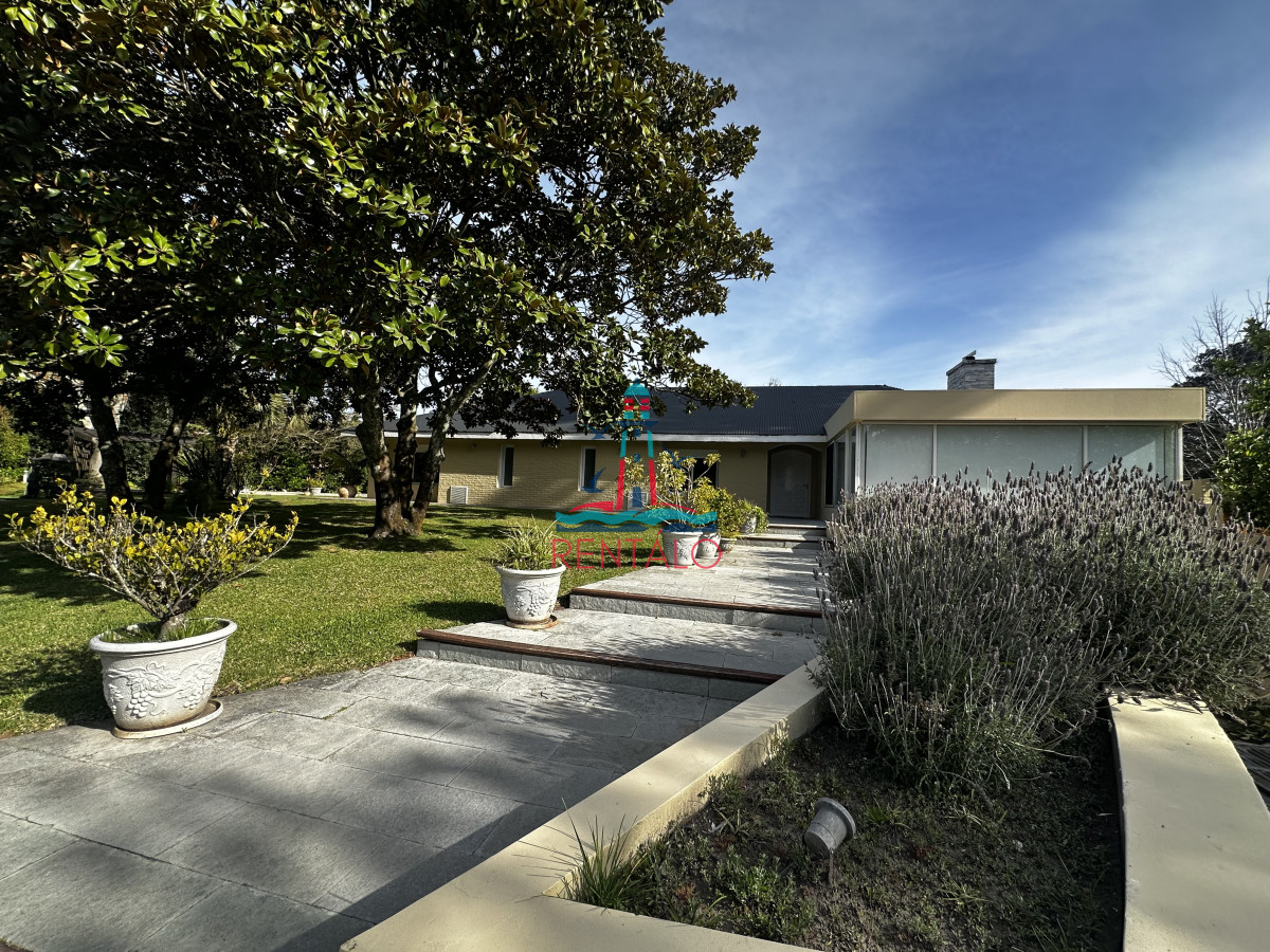 Casa ID.526 - Casa de 5 dormitorios en alquiler temporal en Punta del este con piscina