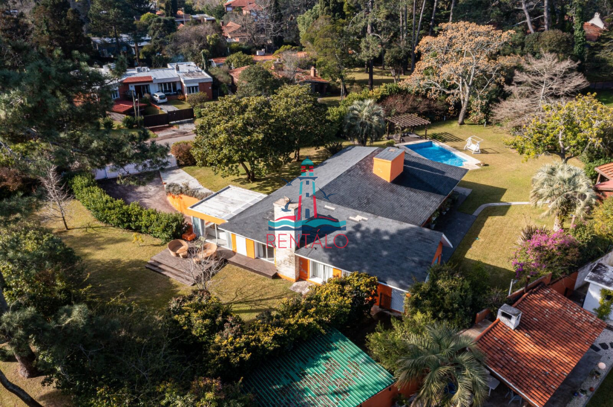Casa ID.526 - Casa de 5 dormitorios en alquiler temporal en Punta del este con piscina