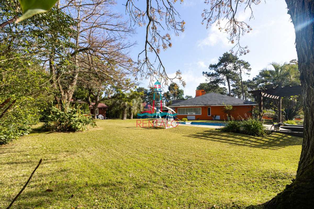 Casa ID.526 - Casa de 5 dormitorios en alquiler temporal en Punta del este con piscina