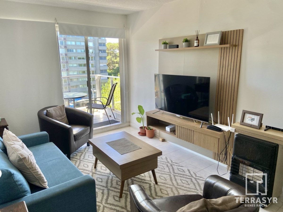 Apartamento ID.627 - Apartamento 2 dormitorios con balcón en excelente ubicación !!
