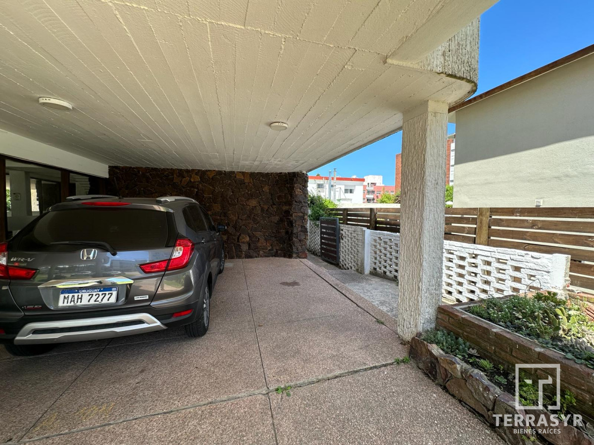 Apartamento ID.302 - Dpto. Punta del Este 2 dorm, terraza a mts. del Maar