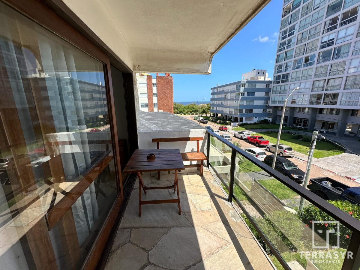 Apartamento ID.302 - Dpto. Punta del Este 2 dorm, terraza a mts. del Maar