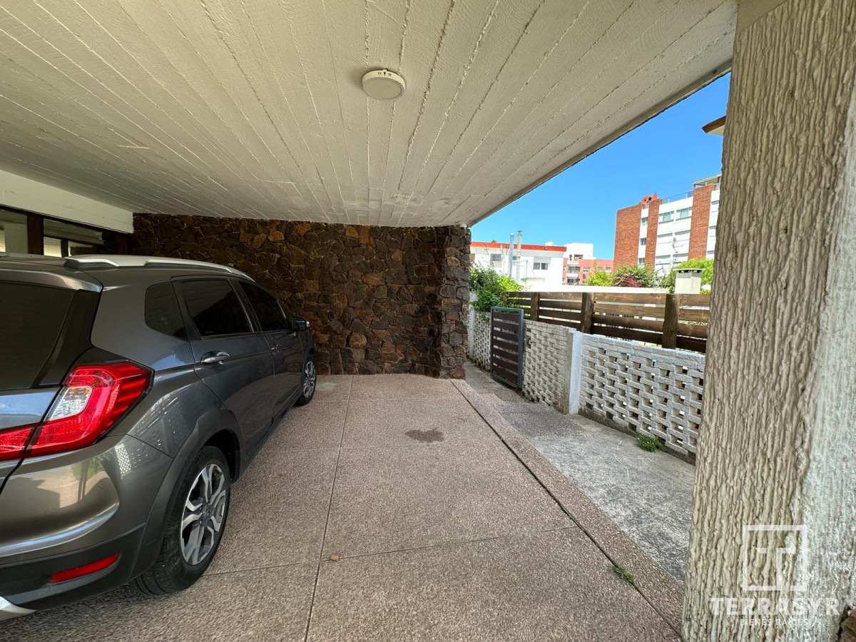 Apartamento ID.302 - Dpto. Punta del Este 2 dorm, terraza a mts. del Maar