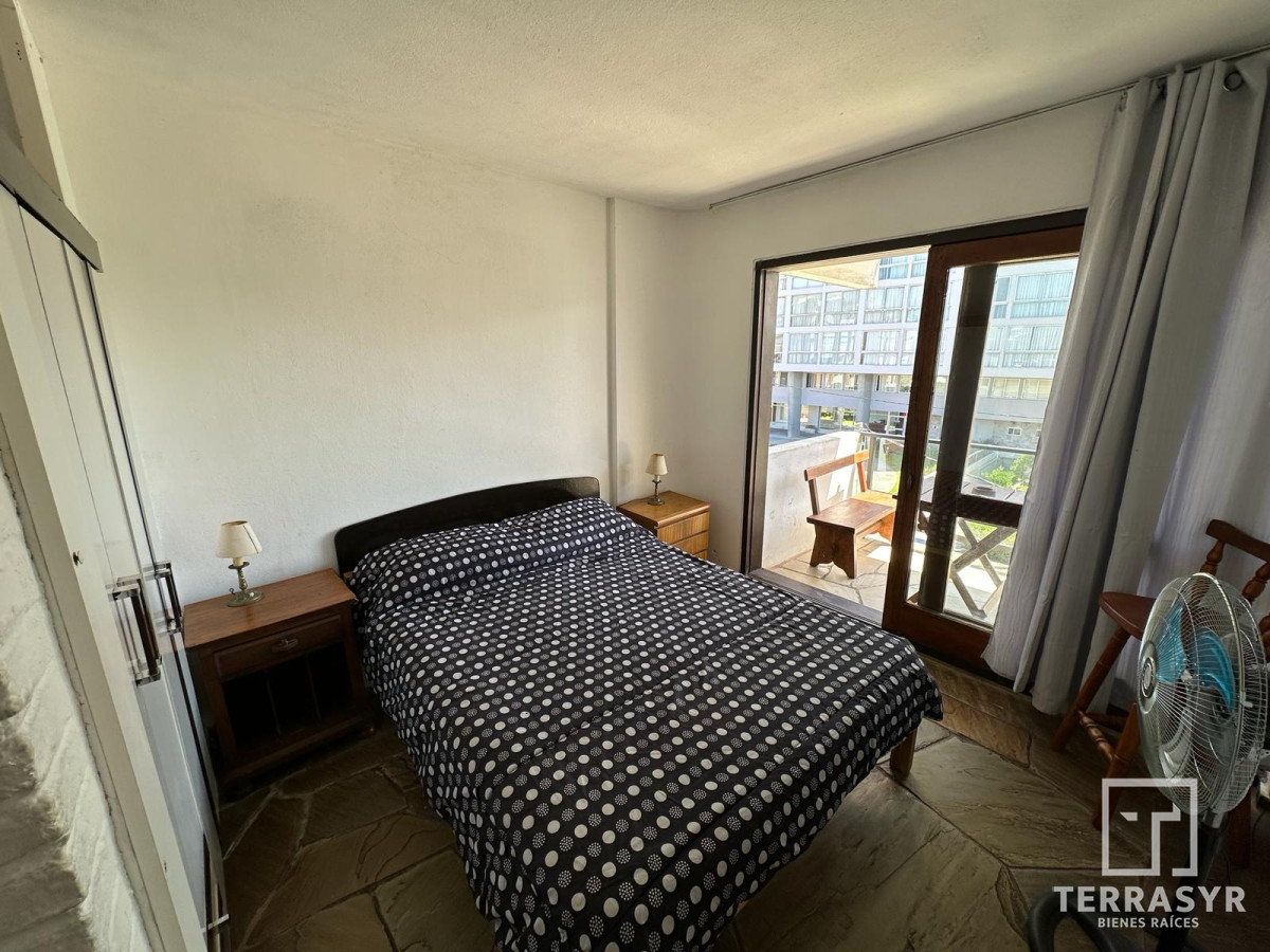 Apartamento ID.302 - Dpto. Punta del Este 2 dorm, terraza a mts. del Maar