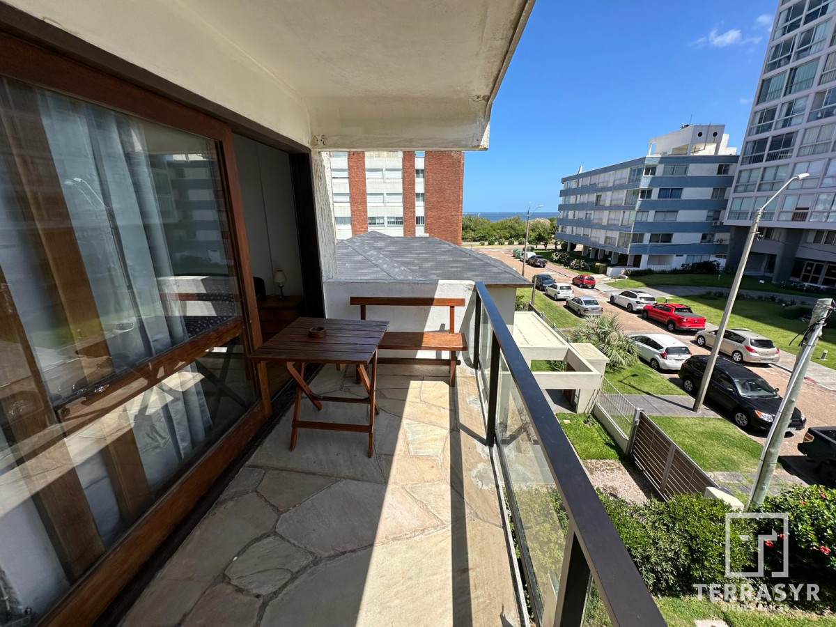 Apartamento ID.302 - Dpto. Punta del Este 2 dorm, terraza a mts. del Maar