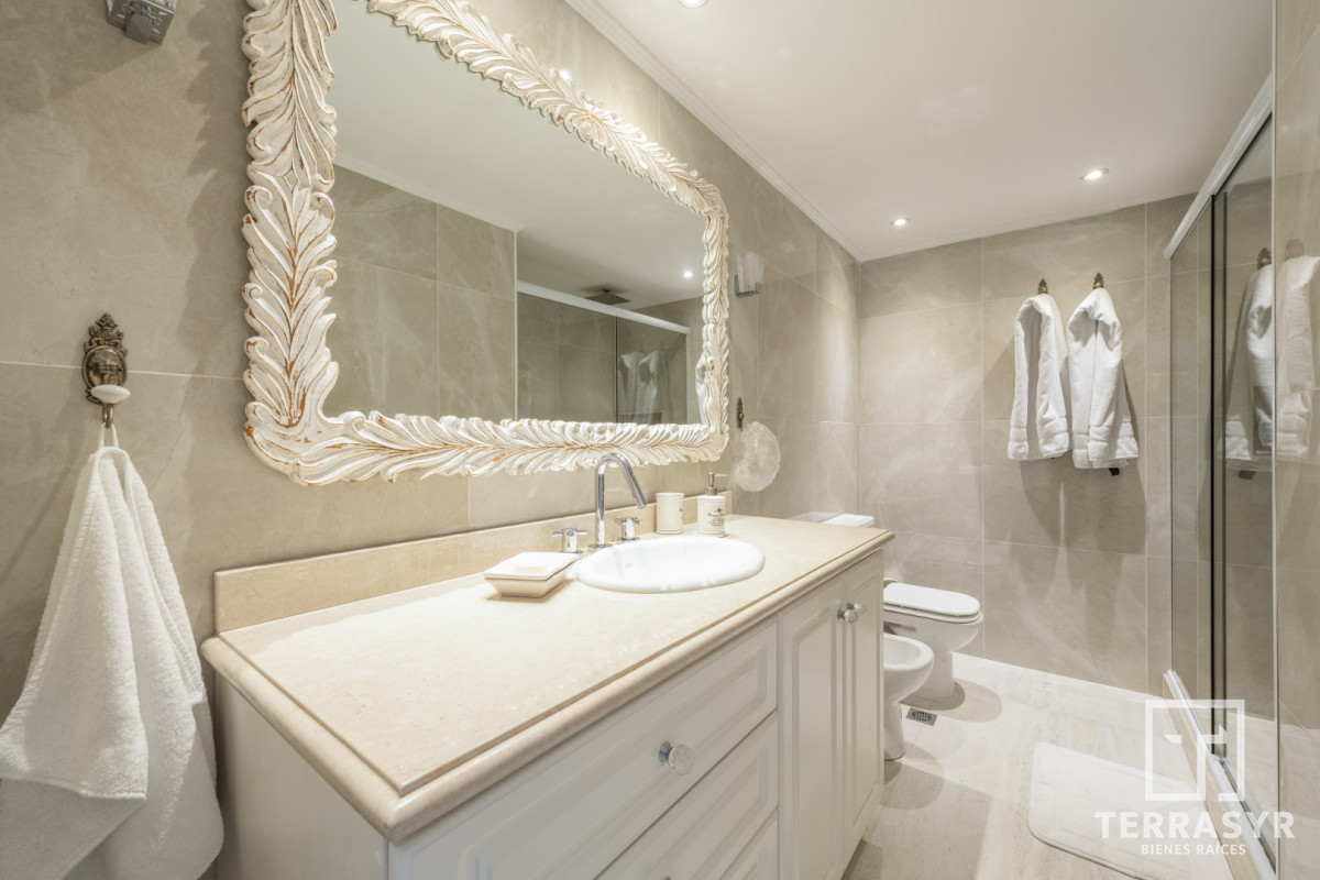 Apartamento ID.1810 - Millenium Tower esquinero Frente al Mar