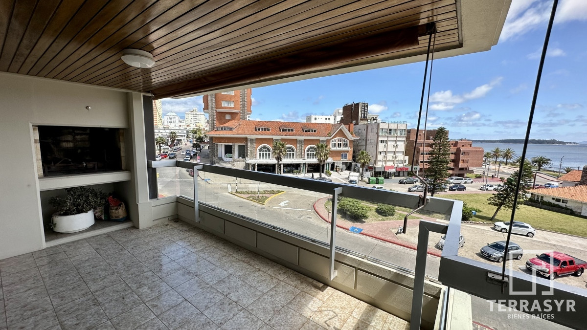 Apartamento ID.40 - Depto frente a Playa Mansa 4 dormitorios