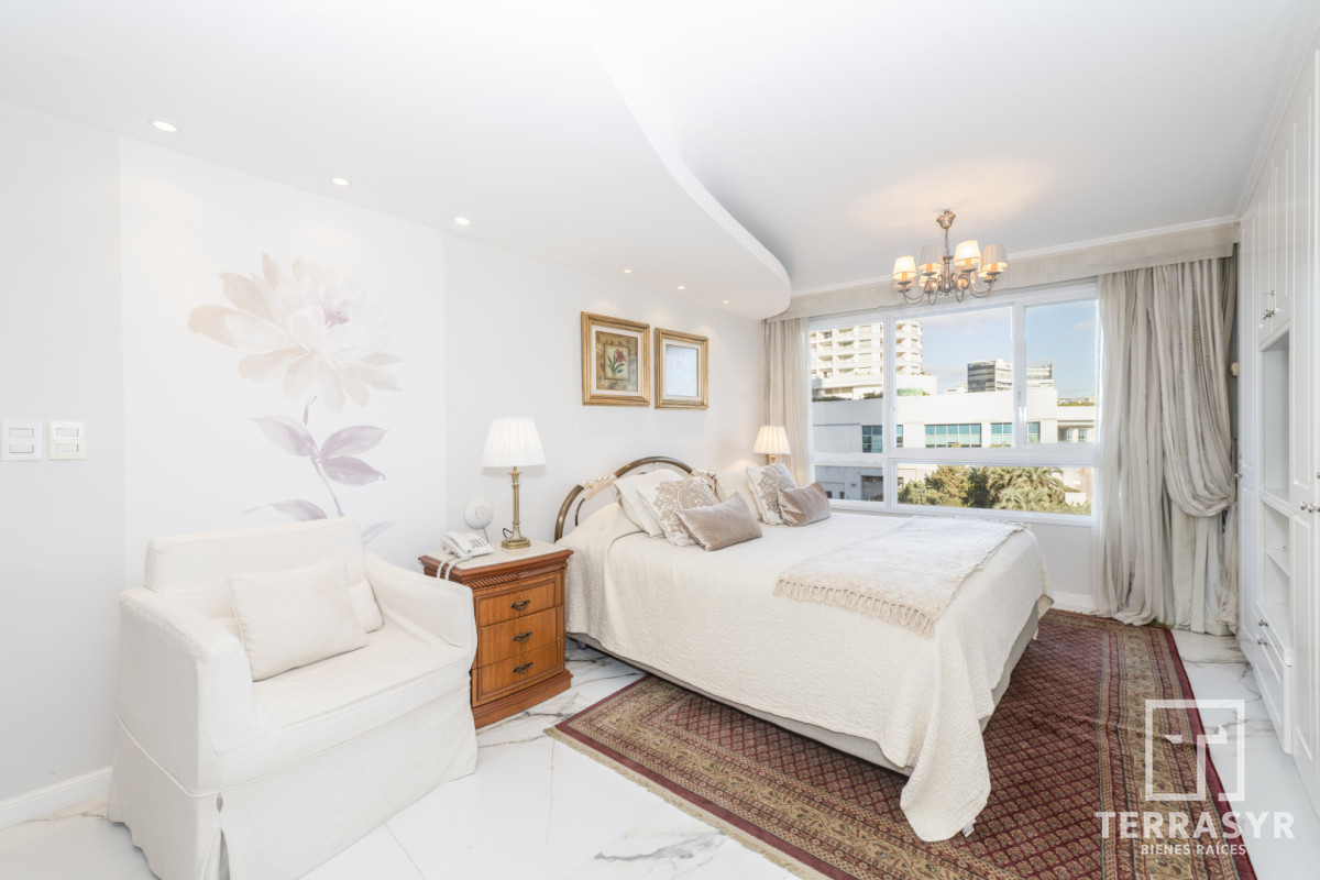 Apartamento ID.1810 - Millenium Tower esquinero Frente al Mar