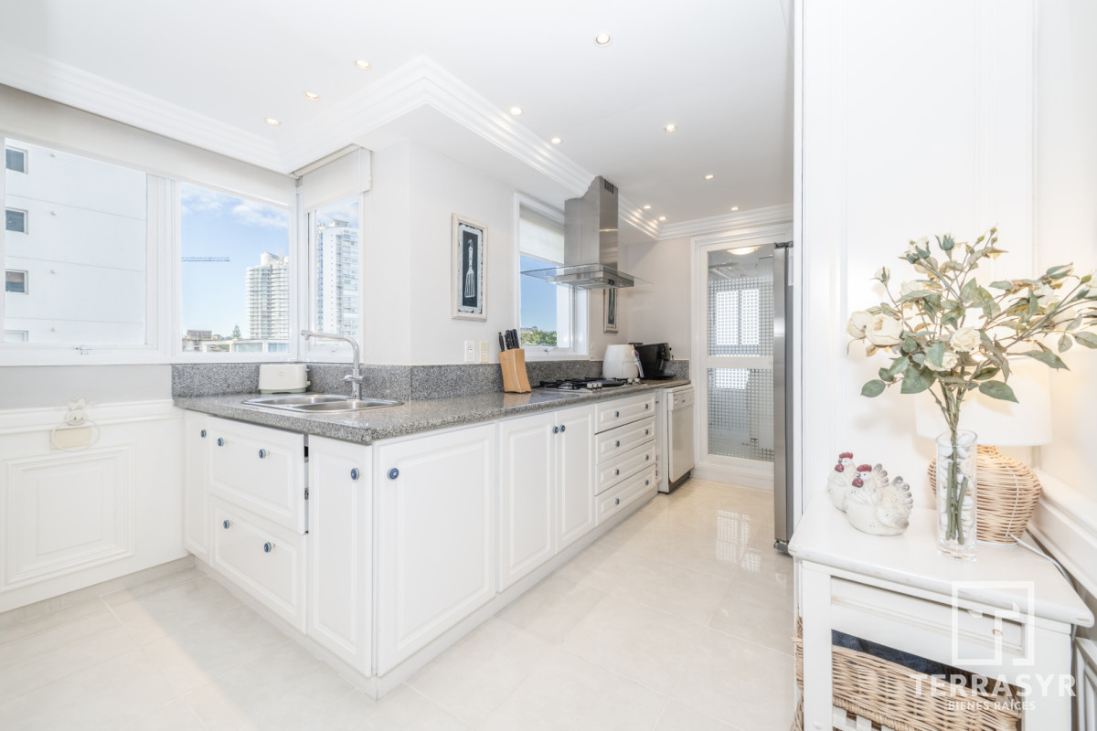 Apartamento ID.1810 - Millenium Tower esquinero Frente al Mar