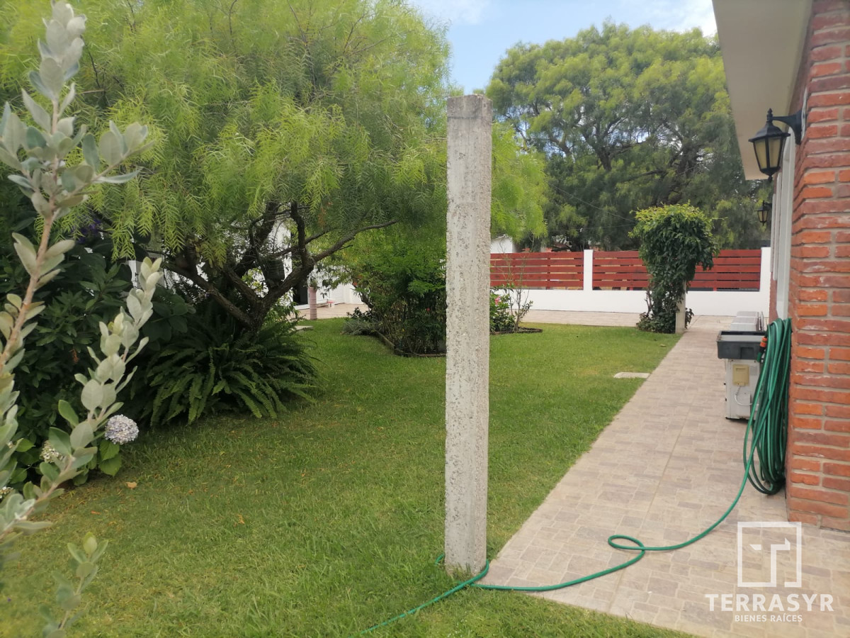 Casa ID.449 - Excelente Casa en pinares 3 dormitorios y garaje para 2 autos  