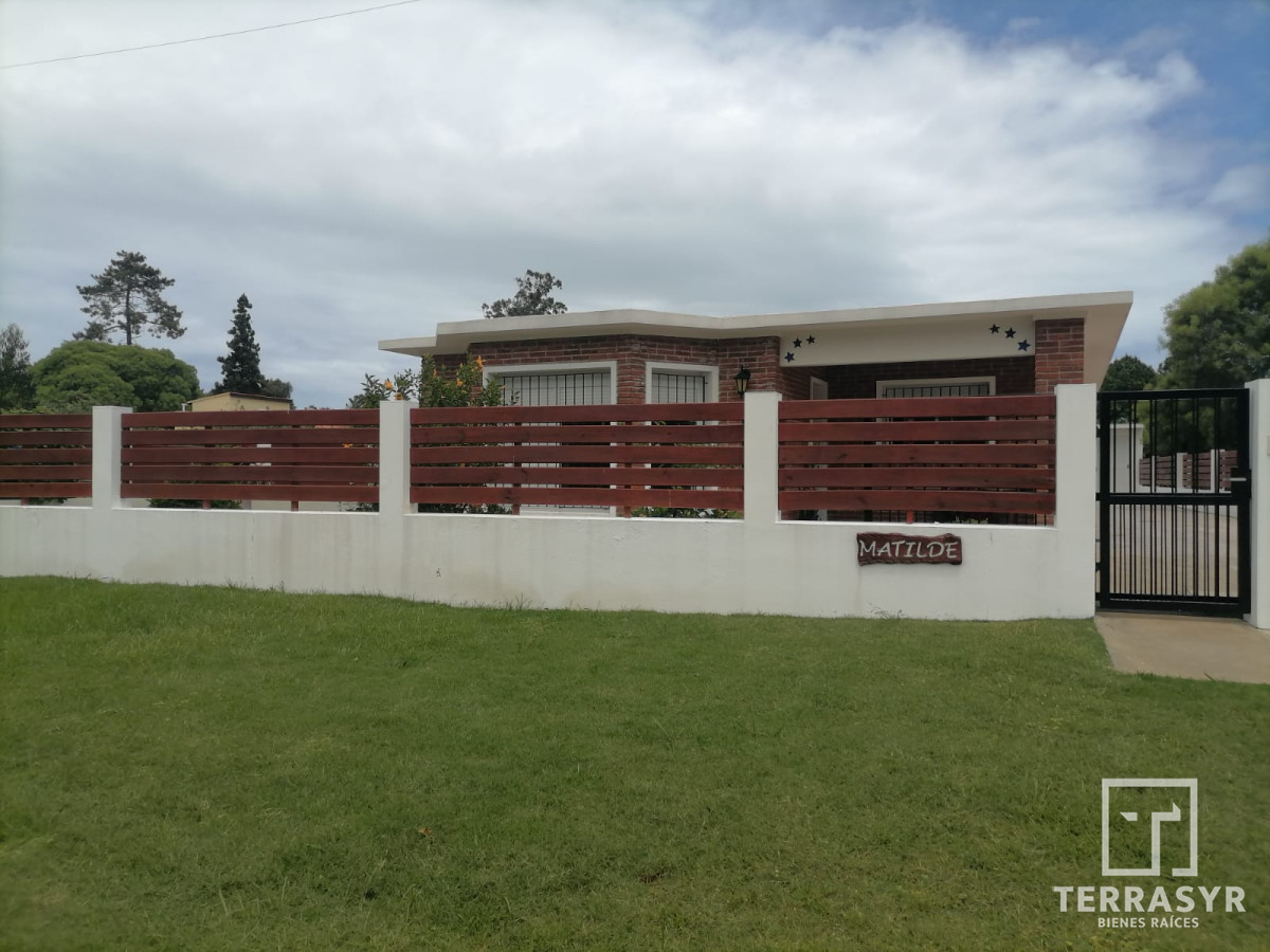 Casa ID.449 - Excelente Casa en pinares 3 dormitorios y garaje para 2 autos  