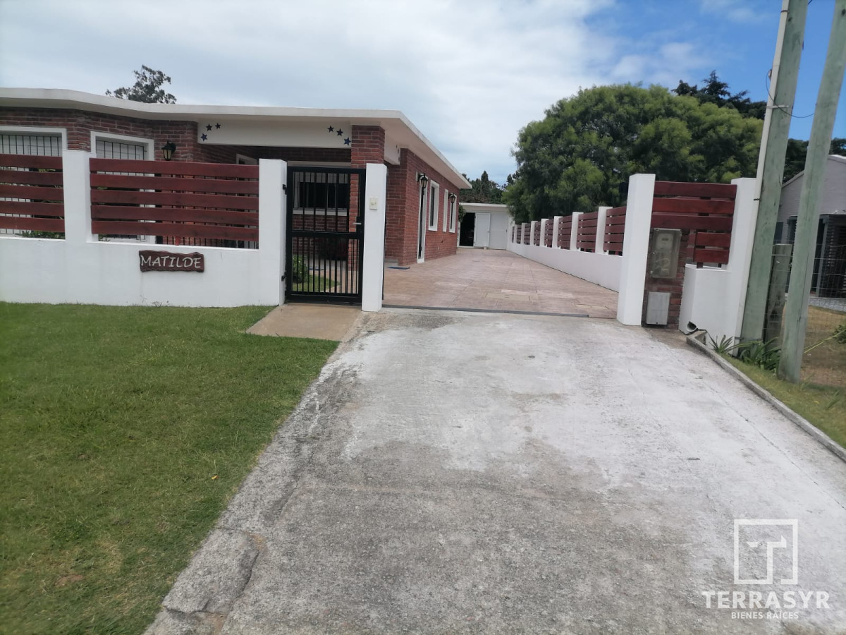 Casa ID.449 - Excelente Casa en pinares 3 dormitorios y garaje para 2 autos  