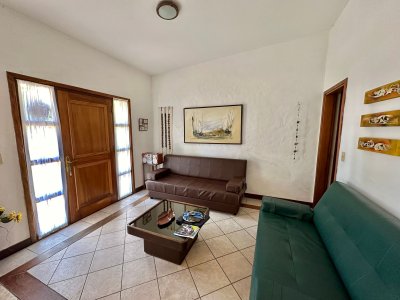 Casa en venta 3 dorm. con Apto. independiente al fondo a 100 mts de playa. 