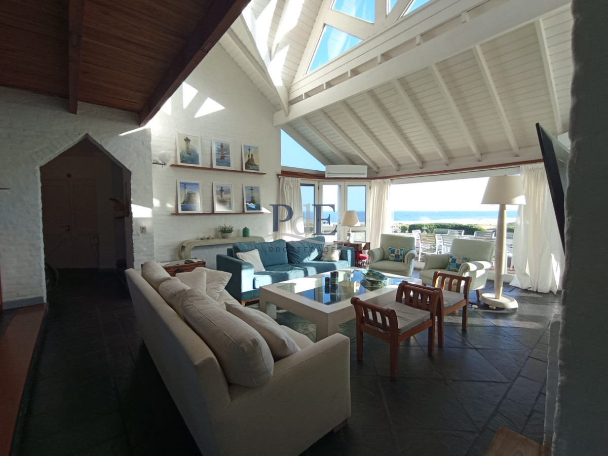 Casa Frente al Mar de 5 Dormitorios + Dependencia. Montoya - Imagen 1