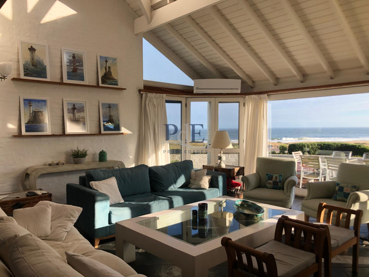 Casa Frente al Mar de 5 Dormitorios + Dependencia. Montoya